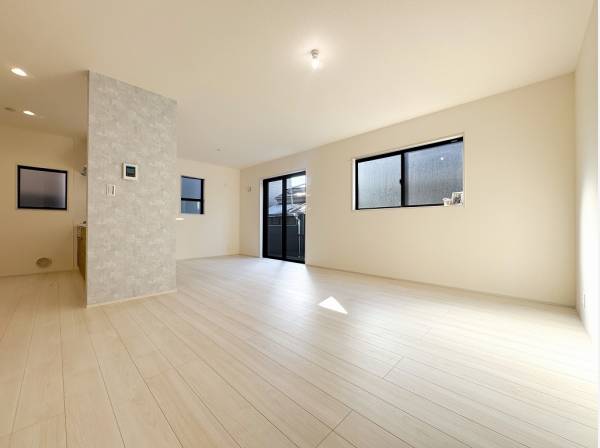 明るいトーンで統一された開放的な約18帖のLDK