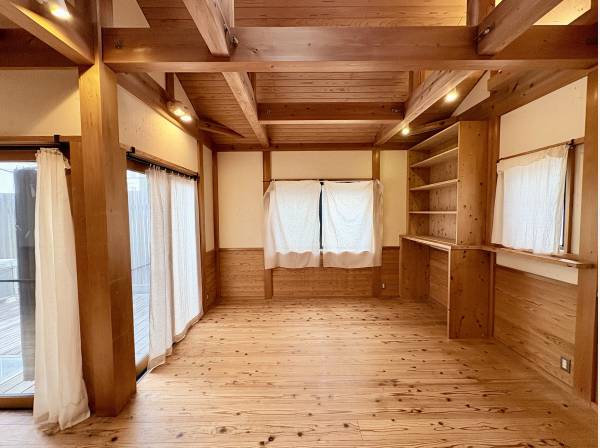 吹き抜けのある開放的な空間が広がります