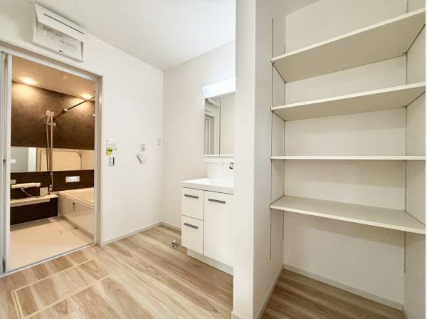 収納豊富なサニタリースペース