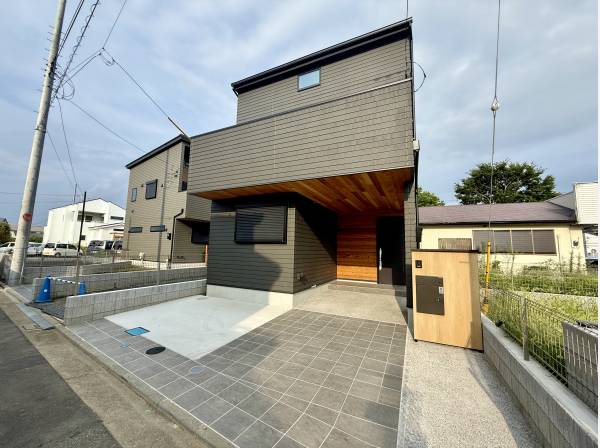 黒を基調に木目を効かせたスタイリッシュな外観！カースペース2台も！（車種による）