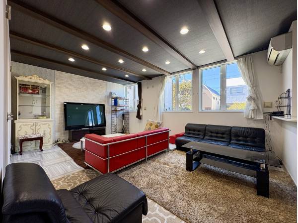 目線の高さに窓が並ぶ開放的なリビングダイニング