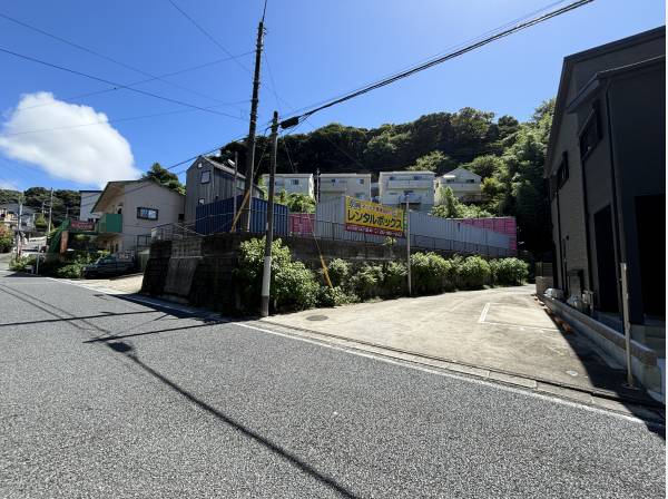 間口も約８．８ｍと大きな車でも安心の侵入路