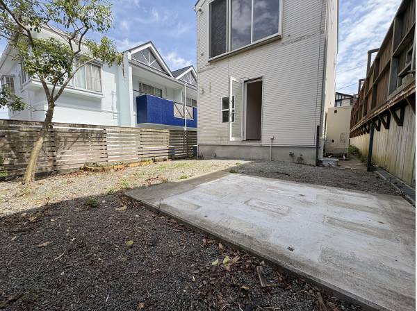 裏庭が有りますので、ここでBBQもできますよ！家の外壁塗装はこれから！