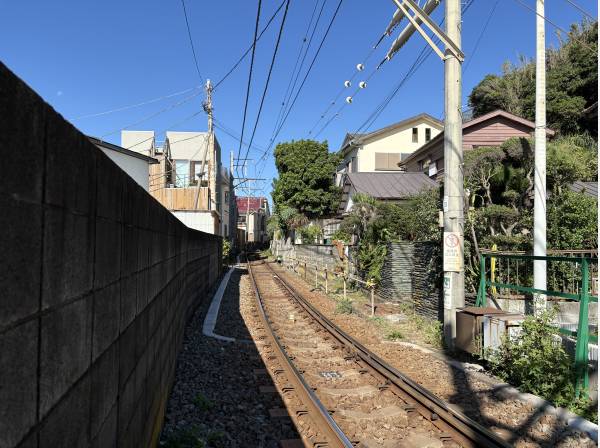 敷地の裏の江ノ電です