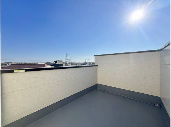 燦燦と輝く太陽光がたっぷり降り注ぐスカイバルコニー