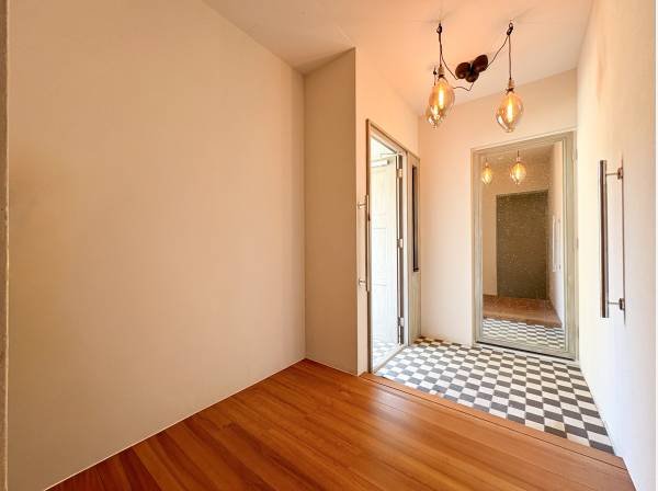 玄関横の鏡を開けるとシューズクロークがございます