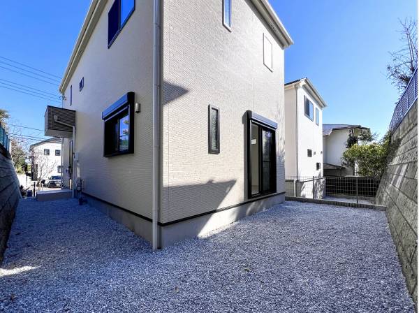 西側にはお庭スペースもあり植栽などをレイアウトするのも面白いでしょう