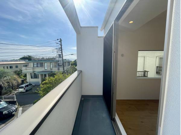 2階バルコニーは日当たり良好、海も住宅の合間から見えます!