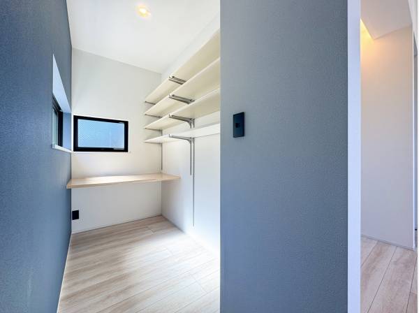 リビング横のDENは書斎やお子様の勉強スペースにぴったり