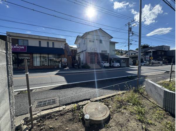 敷地間口から道路側。