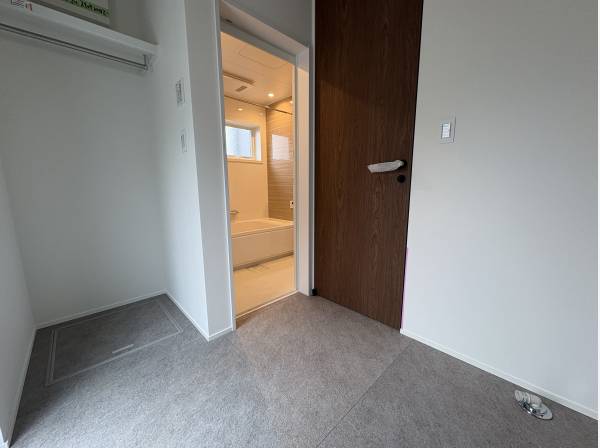 洗面所には洗濯物を置けるスペースがあります。