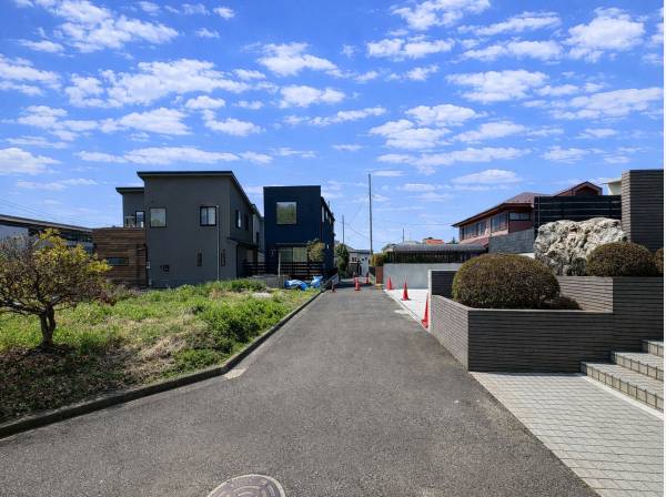 落ち着いた住環境に佇む街並み。穏やかな日常を感じるロケーション。