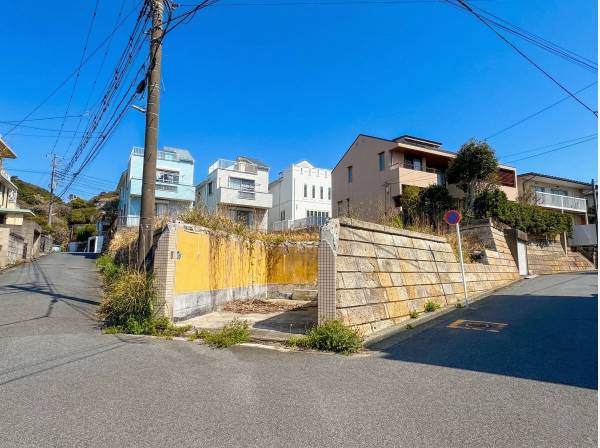 南西角地につき、陽当り開放感に優れます