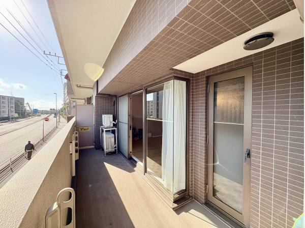 日当たり良好なバルコニーは心地のよい潮風を感じれます