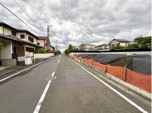 前面道路もゆったりとした閑静な住宅地