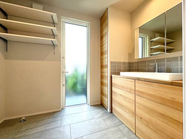 パウダールームには造作洗面化粧台、勝手口付き