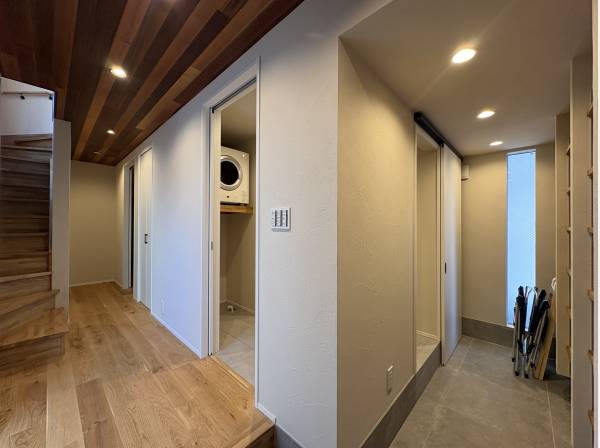 玄関天井にはレッドシダーを採用し空間を引き締めます。