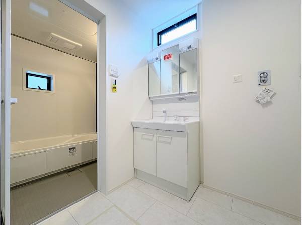 サニタリールームとバスルーム