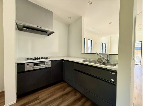 使い勝手の良いL字キッチン。