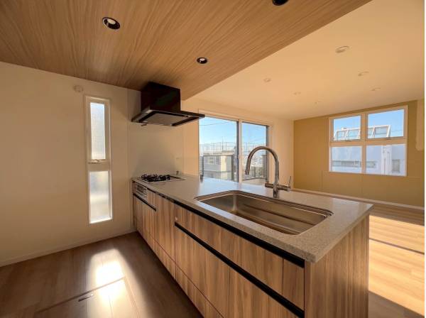 閉鎖感のない広々としたシステムキッチン！