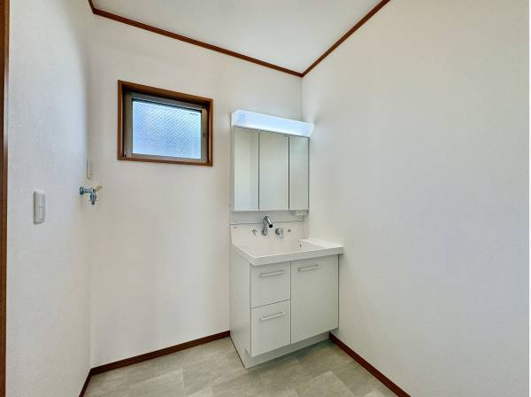 白を基調とした洗面室。