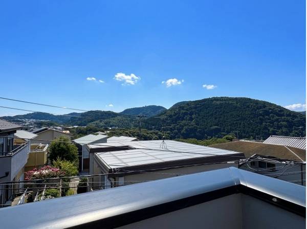 葉山の緑を見渡す開放的な眺め