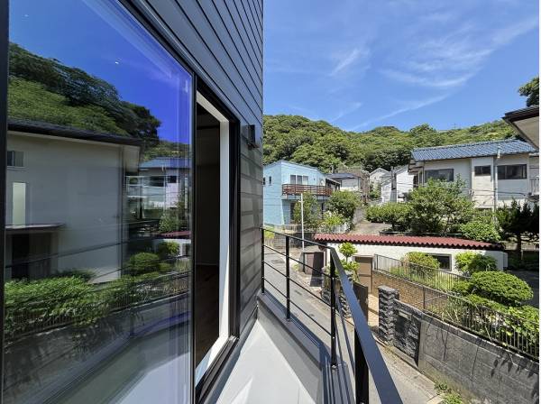 深い緑に包まれた自然たっぷりの葉山暮らし