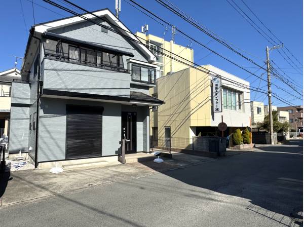 モダン配色が映える外観。街並みに調和する佇まい。