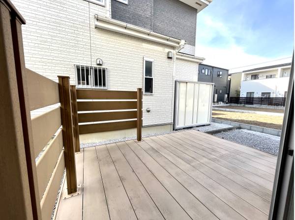 お庭にはウッドデッキを設置