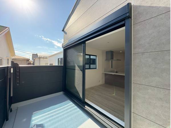 リビングからはバルコニーに出ることができます