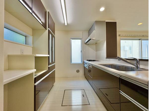 カップボードはキッチンと同じ面材なので統一感があります。