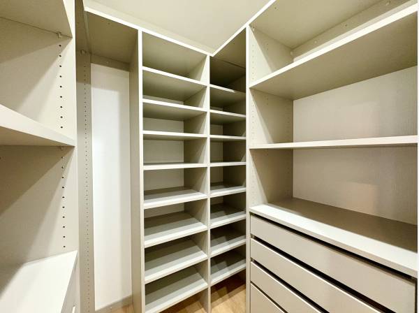 パウダールーム横には収納棚付きのスペース！