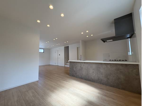 天井のダウンライトがいい感じですね。