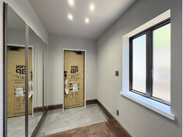 玄関には、全身鏡の付いた収納があります。