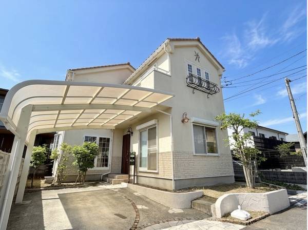 優しい色合いの外観です