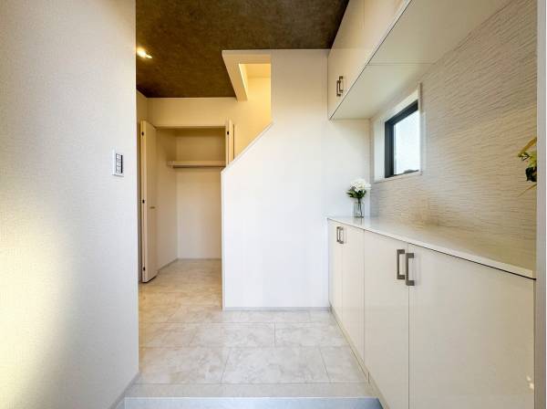 奥行きのある玄関ホールも収納たっぷり♪