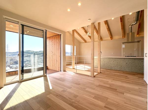 吹き抜けが、住まい全体をゆるやかにつなぎます