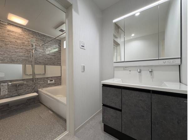 洗面台もお洒落で大きいですね！