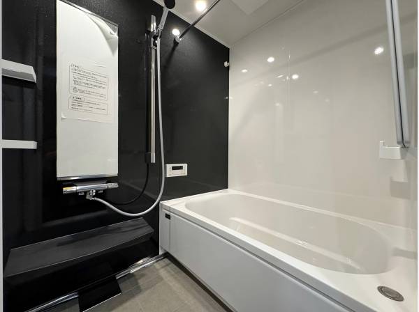 モノトーンが映えるホテルライクなバスルーム♪