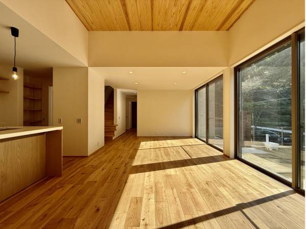 勾配天井で開放的なリビングルーム