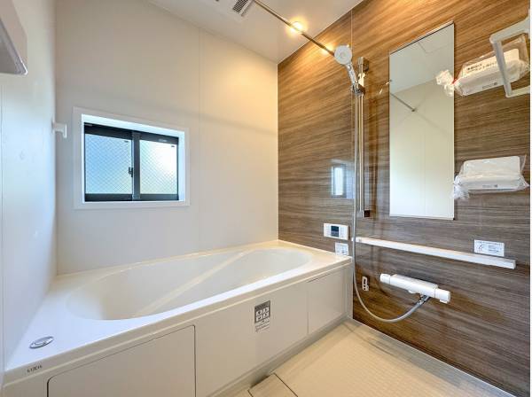 木調の温かみ溢れるバスルーム