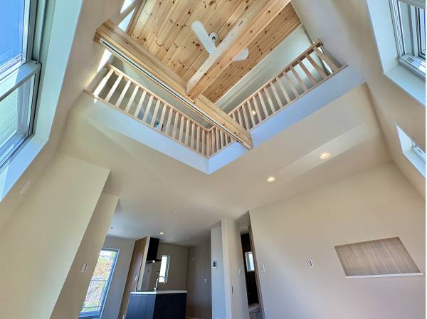 見上げれば、支え合う柱が織りなす綺麗な印影