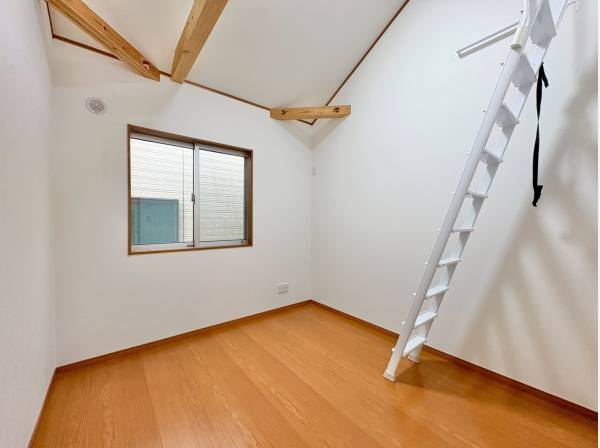 ロフトを備えた機能的なお部屋