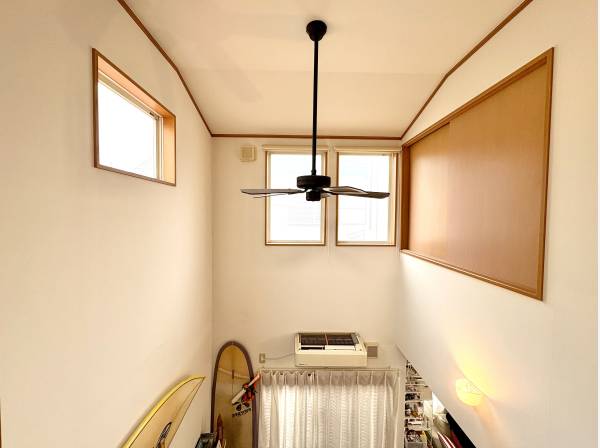 明るく開放的な吹抜けリビングではシーリングファンが優雅に回ります。