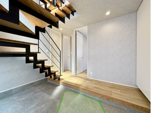 玄関ホールは広々としております