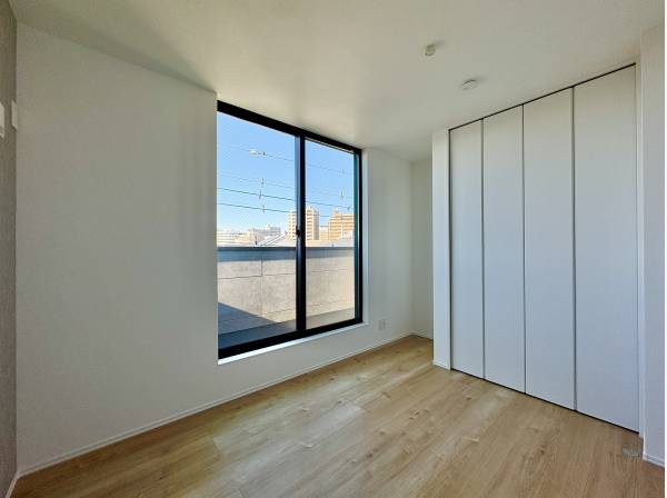 太陽の光を沢山取り込める大きな窓。