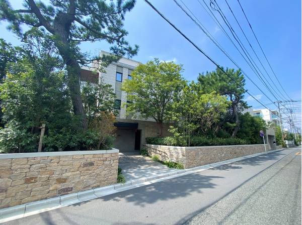 裏通りのは交通量も少なく車の出入りもスムーズです