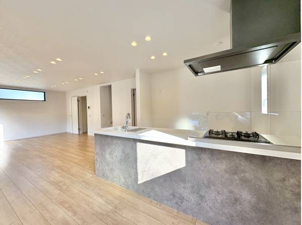 陽光が奥まで届く明るく伸びやかなリビング空間。