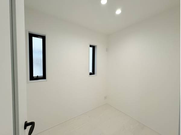 趣味のアイテムを置いたり、書斎として便利な2.5帖の納戸