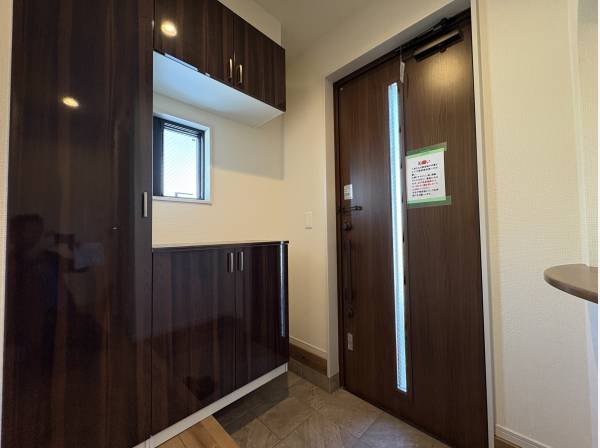 玄関の収納もタップリあります。